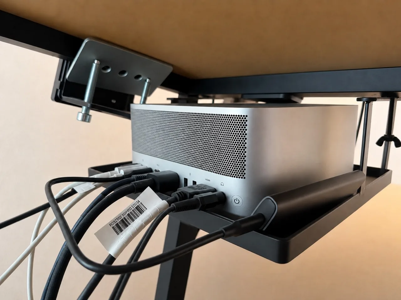 複数のディスプレイや周辺機器を接続したMac Studioの背面